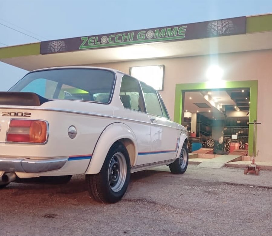 Benvenuti a Zelocchi Gomme, primo slide del carousel con evidenza dei servizi principali: vendita e montaggio pneumatici di alta qualità